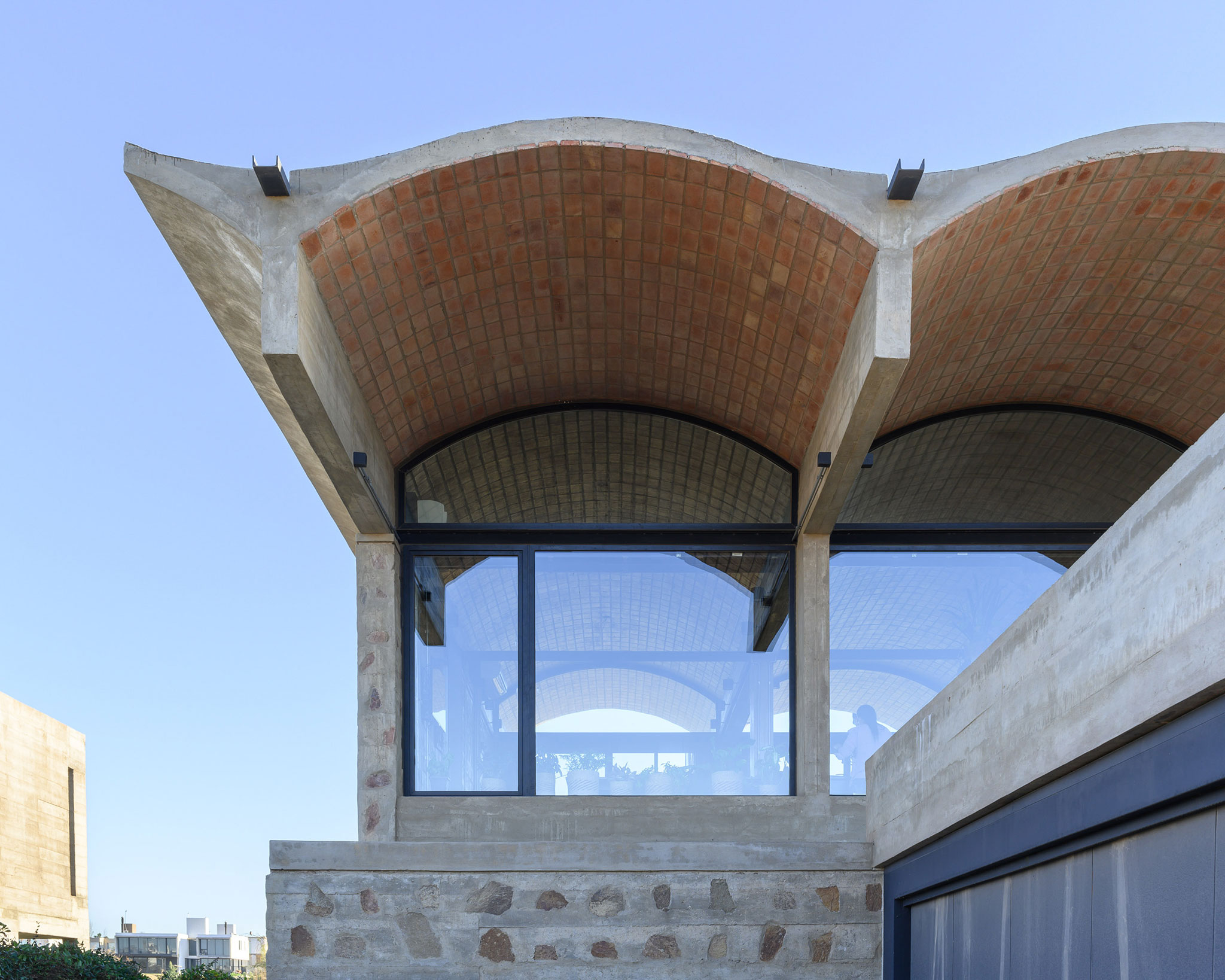 Vaulted roof. R&C House by Cristián Nanzer | METALOCUS